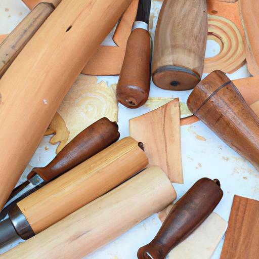 Một bộ sưu tập các loại gỗ và công cụ khác nhau được sử dụng để làm cây kiếm bằng gỗ.