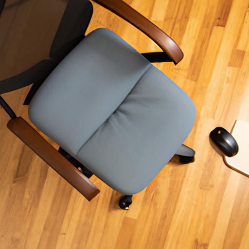 Một chiếc ghế ngồi thoải mái và một chiếc bàn di chuột trên một bàn làm việc gỗ