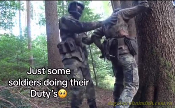 Two Soldiers On Duty Video Twitter